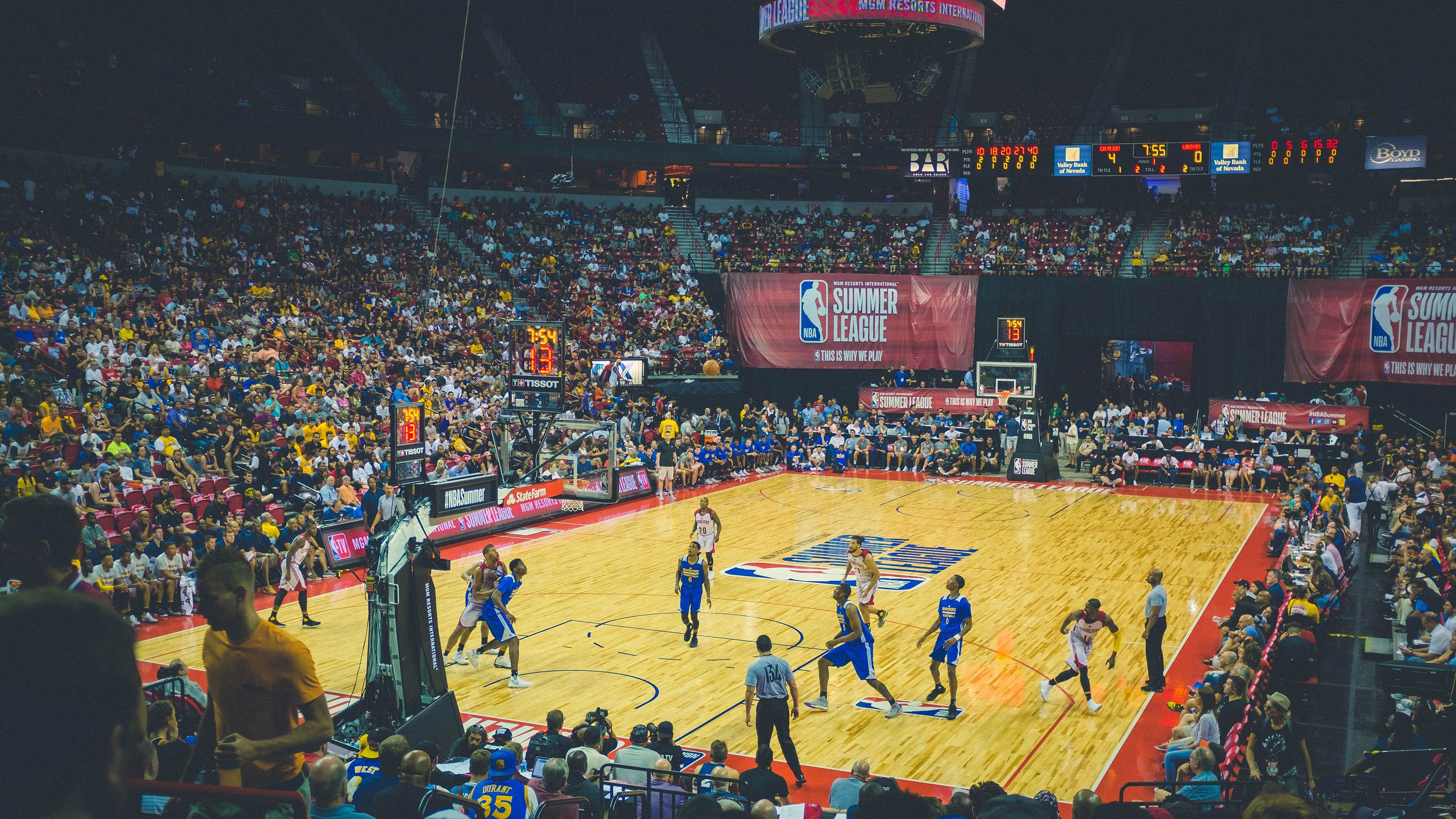 “网球赛事：高新体育中心赛场的精妙对抗与攻守转换”